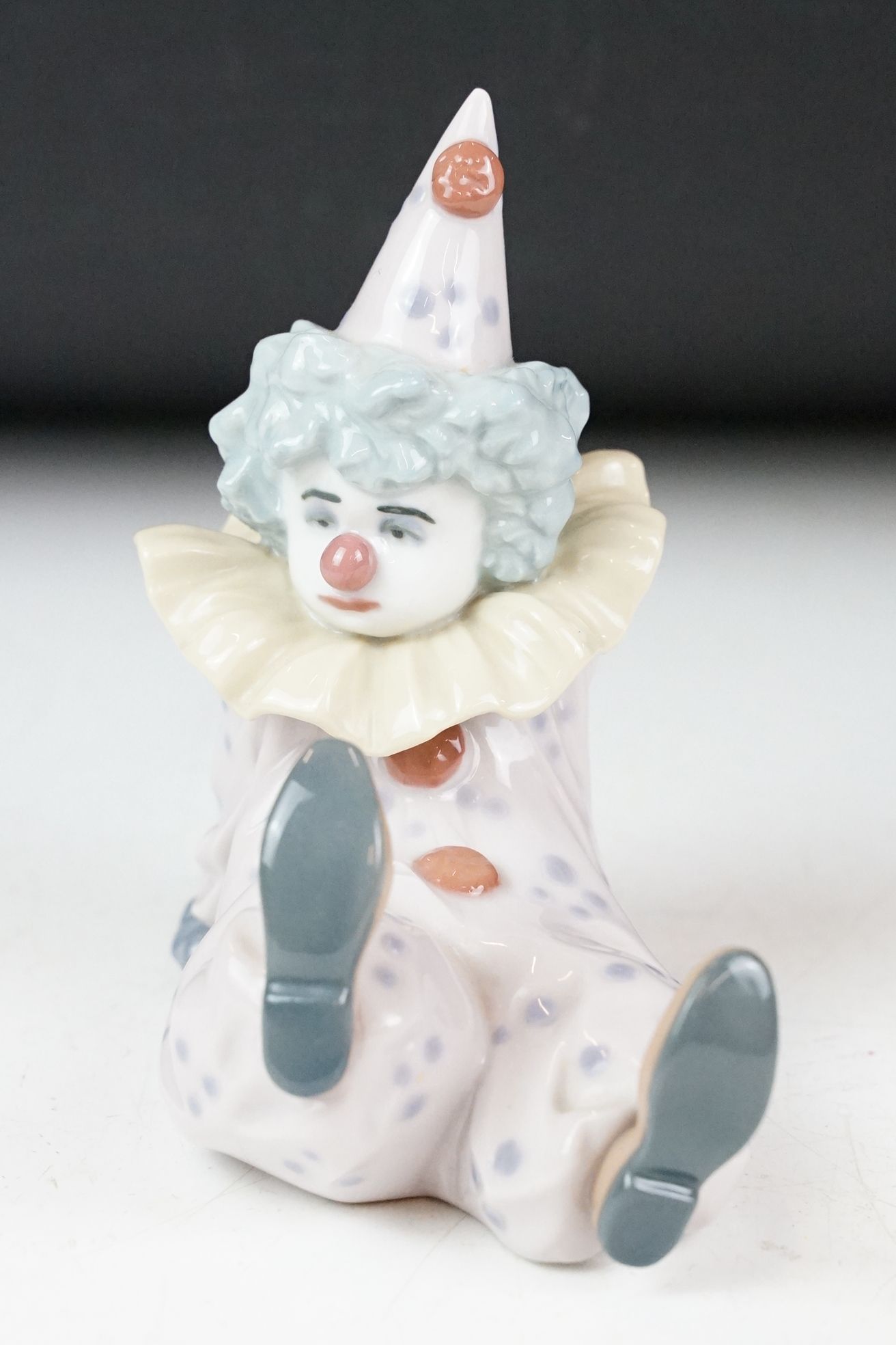 Boxed Lladro ' Pequeno Pierrot Cansado / Tired Friend ' porcelain figure, no. 05812 - Image 2 of 7