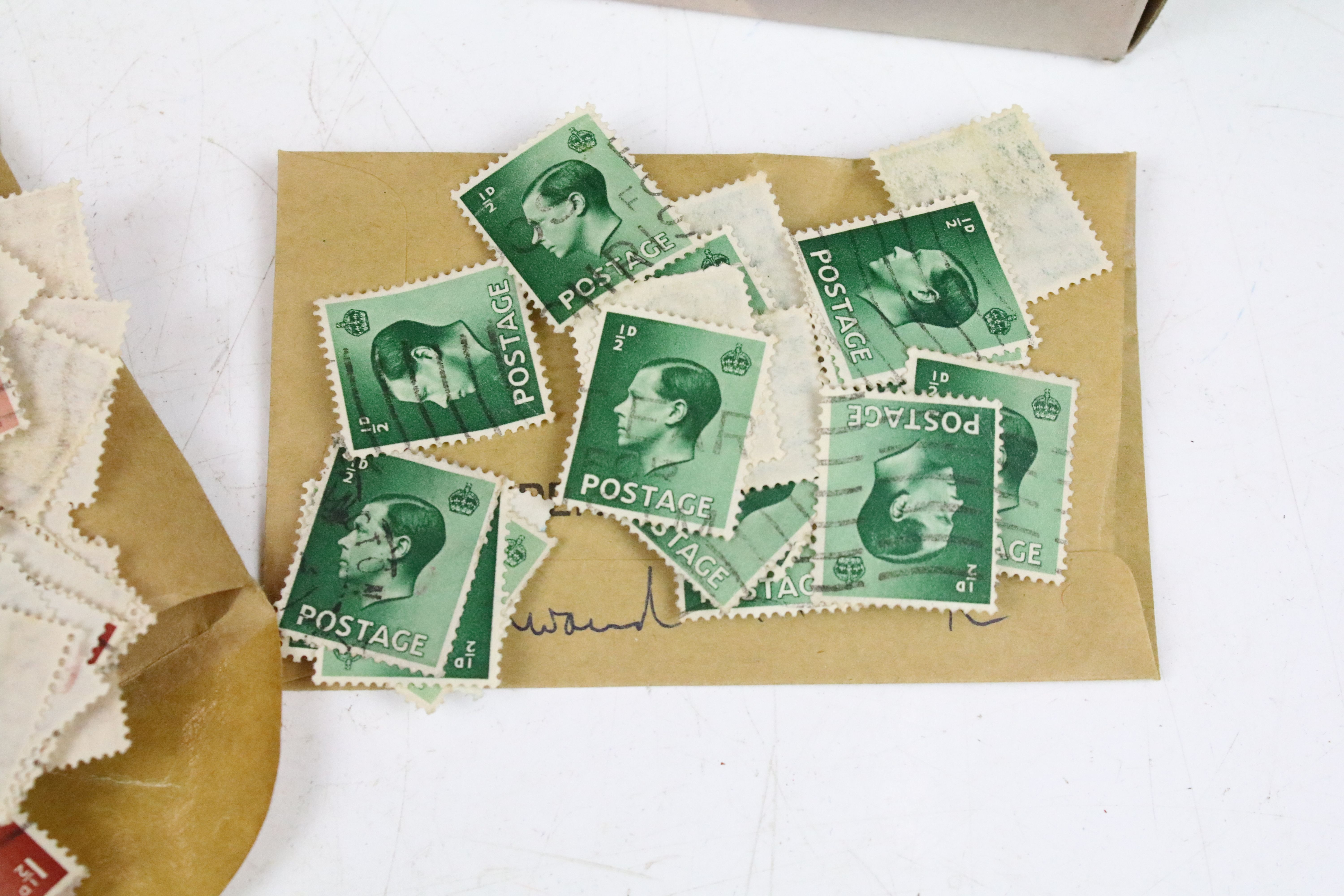 A collection of mainly UK stamps to include Queen Victoria and King Edward VIII together with - Image 5 of 9