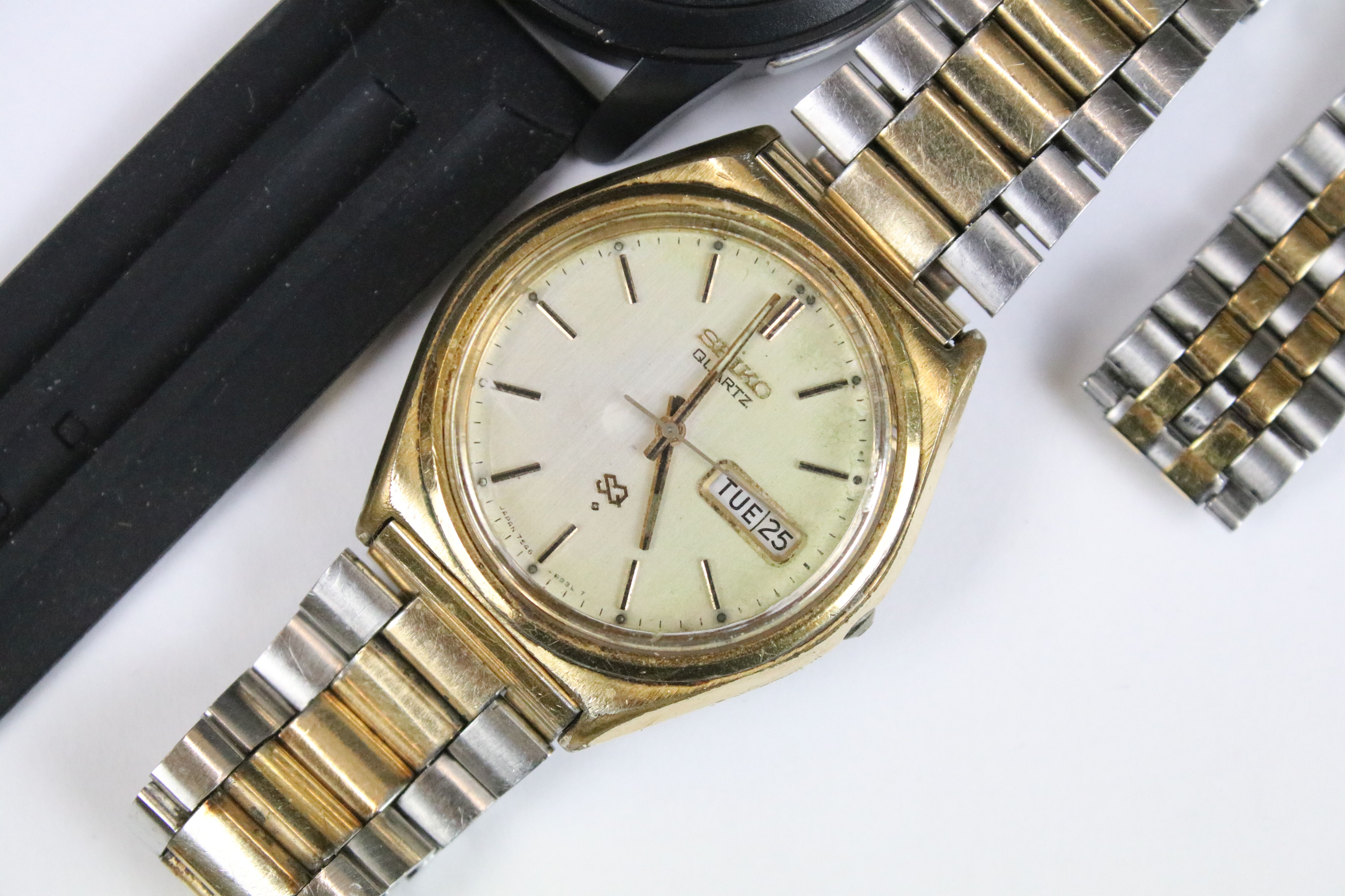 A collection of five gents wristwatches to include Seiko and Citizen examples within a wooden box - Image 4 of 9