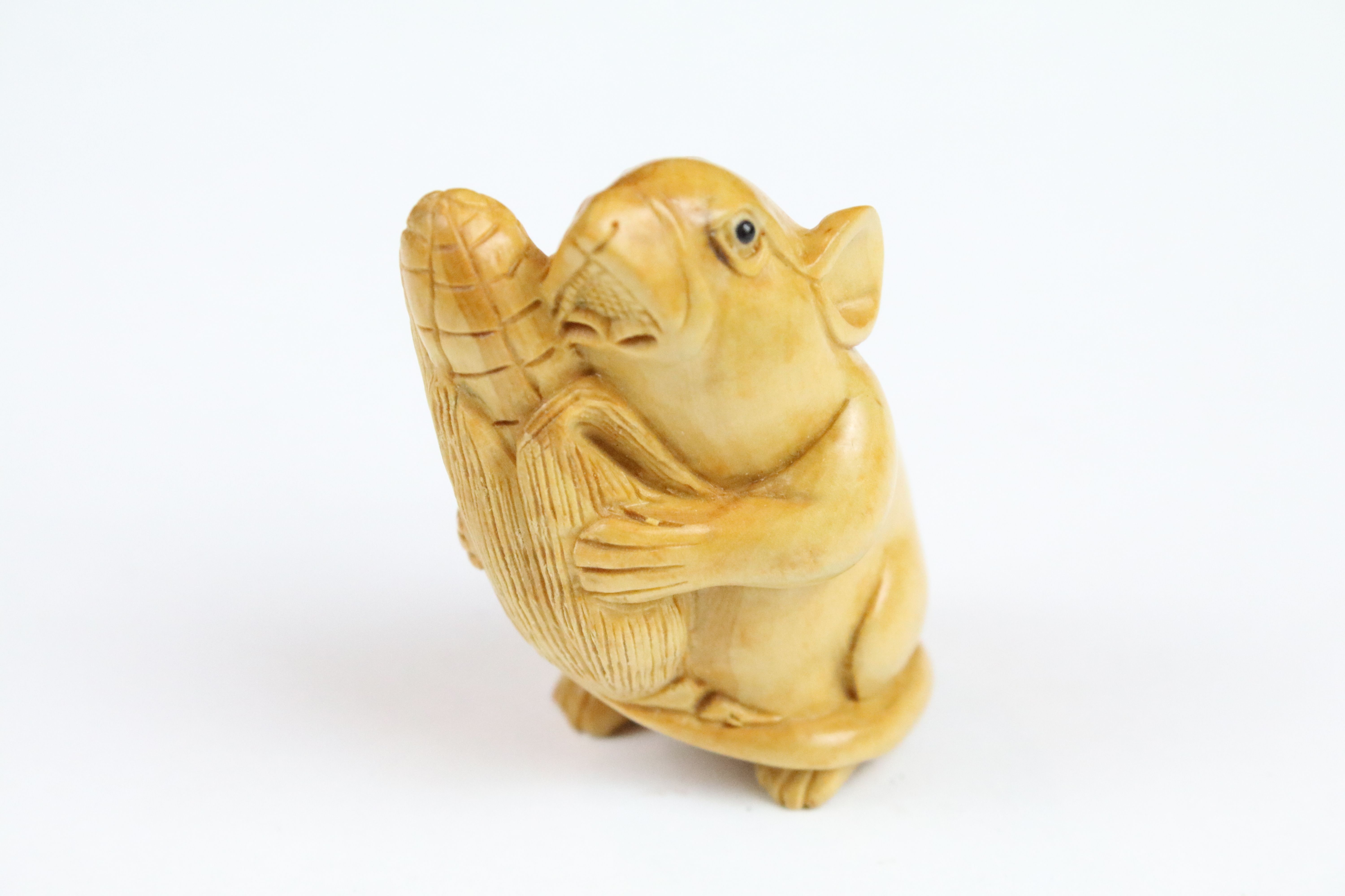 Two carved oriental Netsuke in the form of a Frog and a Mouse. - Image 2 of 5