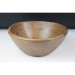 18th / 19th century carved wooden dairy bowl, approx 28cm wide