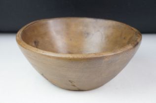 18th / 19th century carved wooden dairy bowl, approx 28cm wide