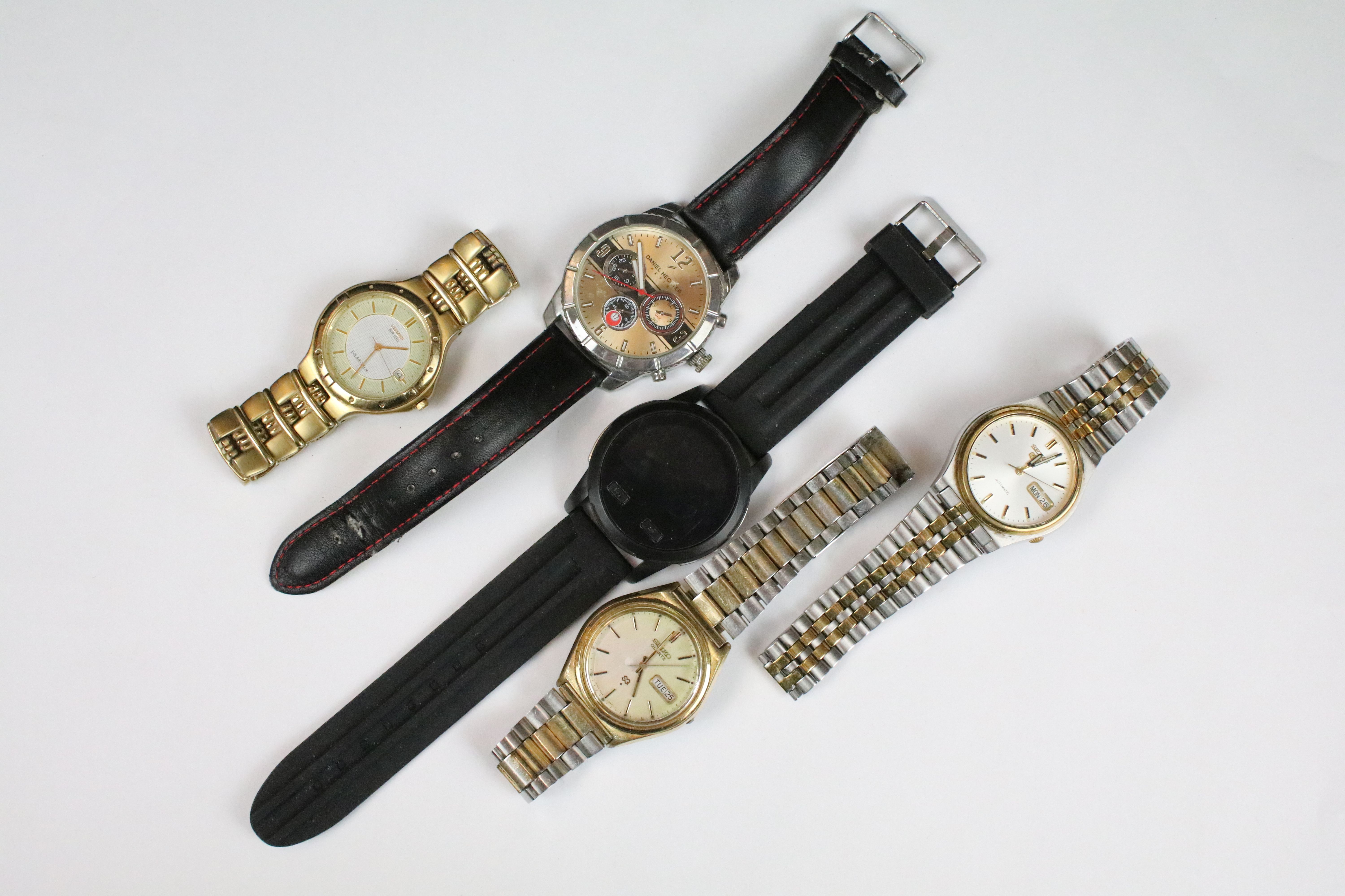 A collection of five gents wristwatches to include Seiko and Citizen examples within a wooden box - Image 2 of 9