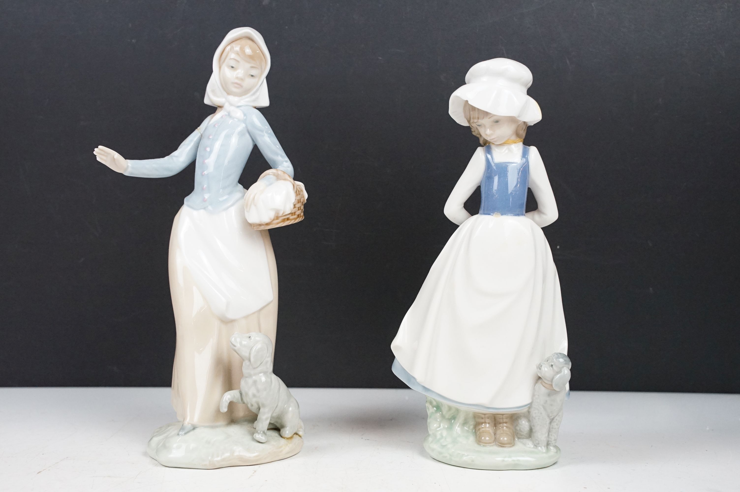 Collection of porcelain figures to include Lladro & Nao examples, featuring Lladro Jester Sad - Image 7 of 10