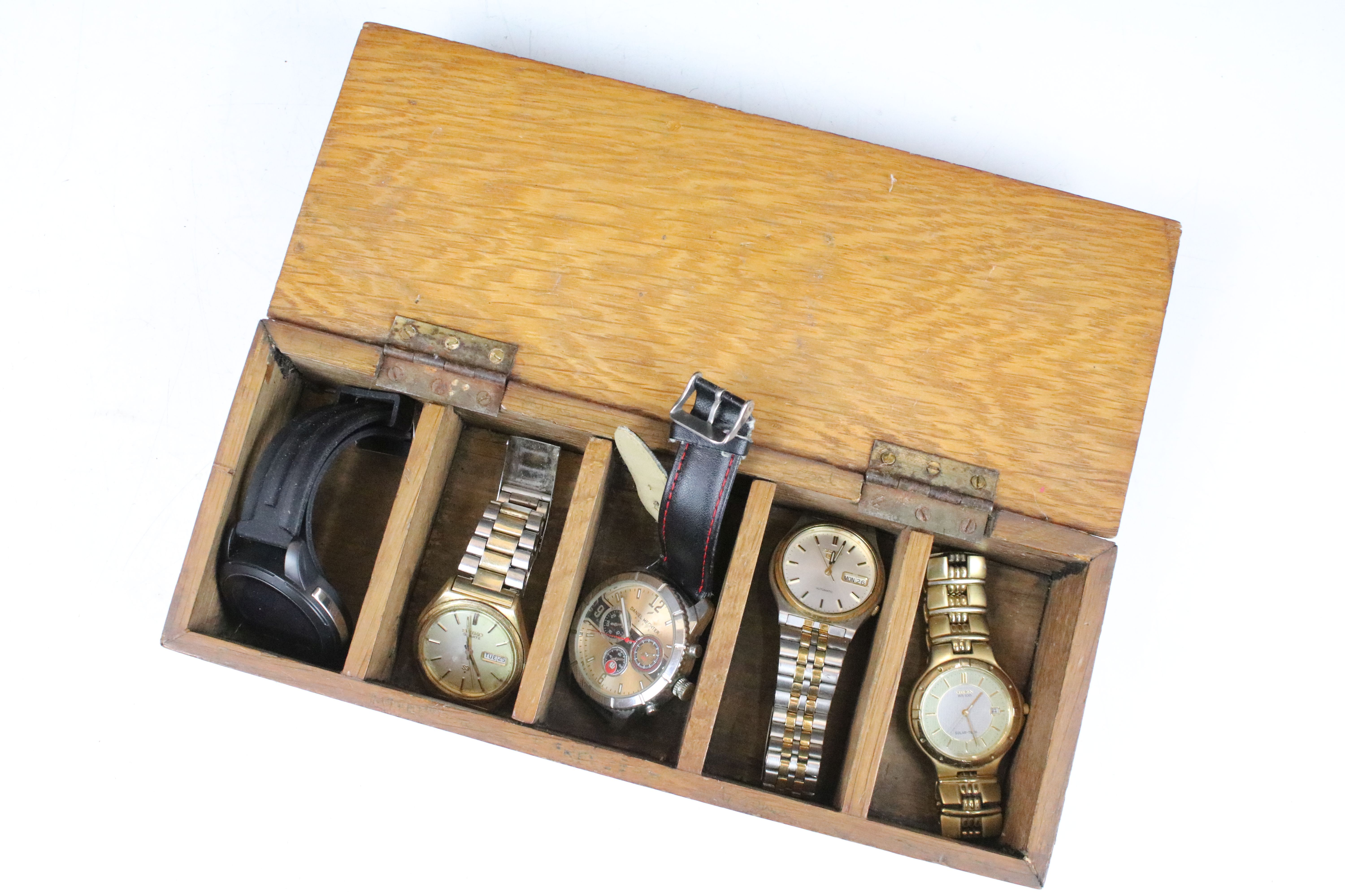 A collection of five gents wristwatches to include Seiko and Citizen examples within a wooden box