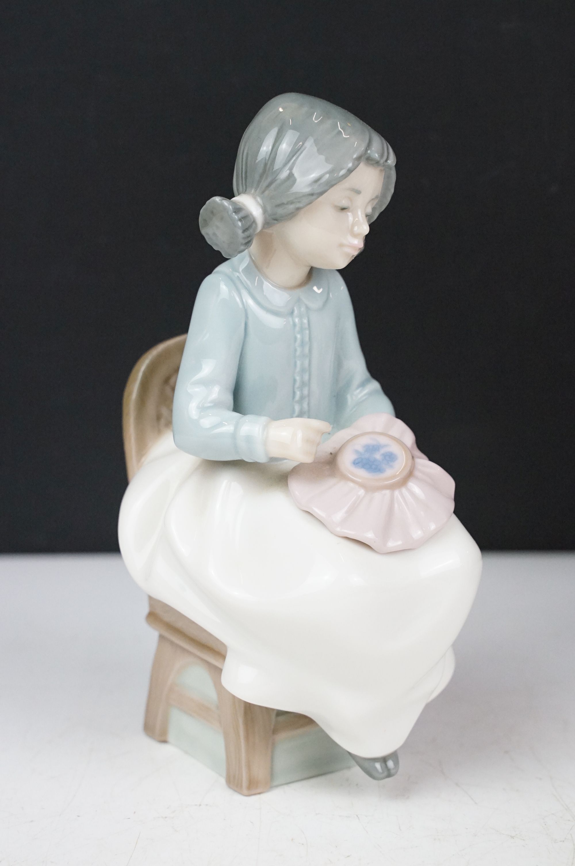 Group of six Lladro & Nao porcelain figurines to include Lladro 4505 Girl with Lamb, Lladro 5007 - Image 7 of 8