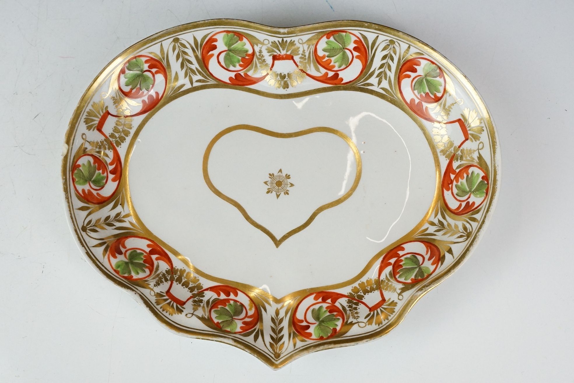 Collection of ceramics, to include: a pair of Derby plates, each 22cm diameter, a matching heart - Image 2 of 22