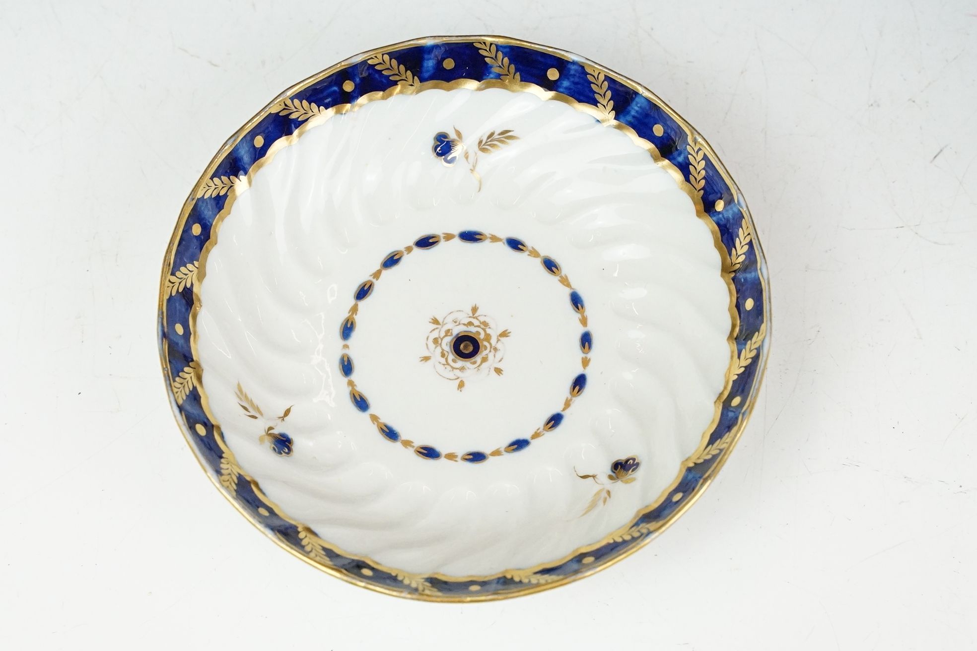 Collection of ceramics, to include: a pair of Derby plates, each 22cm diameter, a matching heart - Image 9 of 22