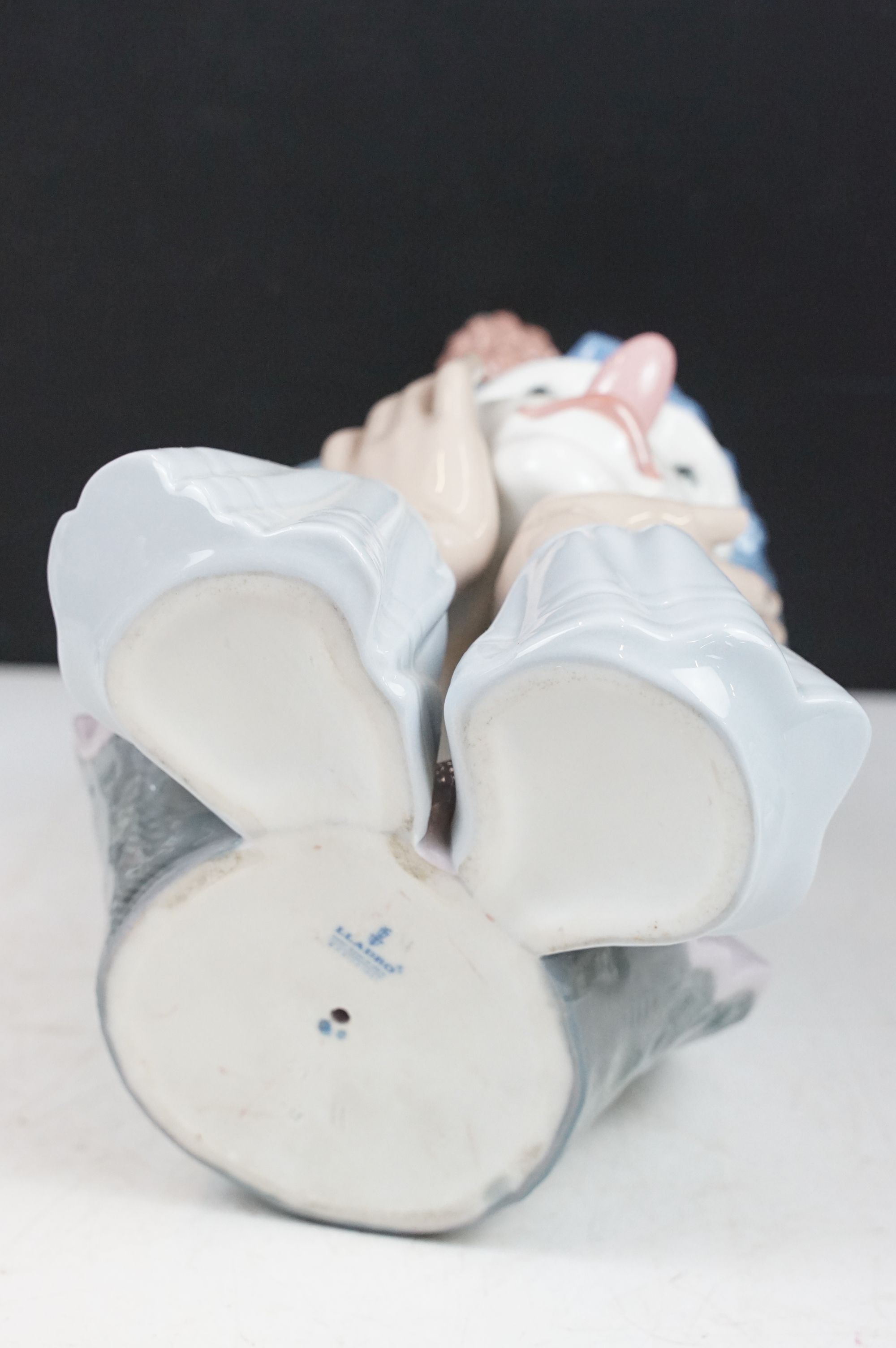 Collection of porcelain figures to include Lladro & Nao examples, featuring Lladro Jester Sad - Image 3 of 10
