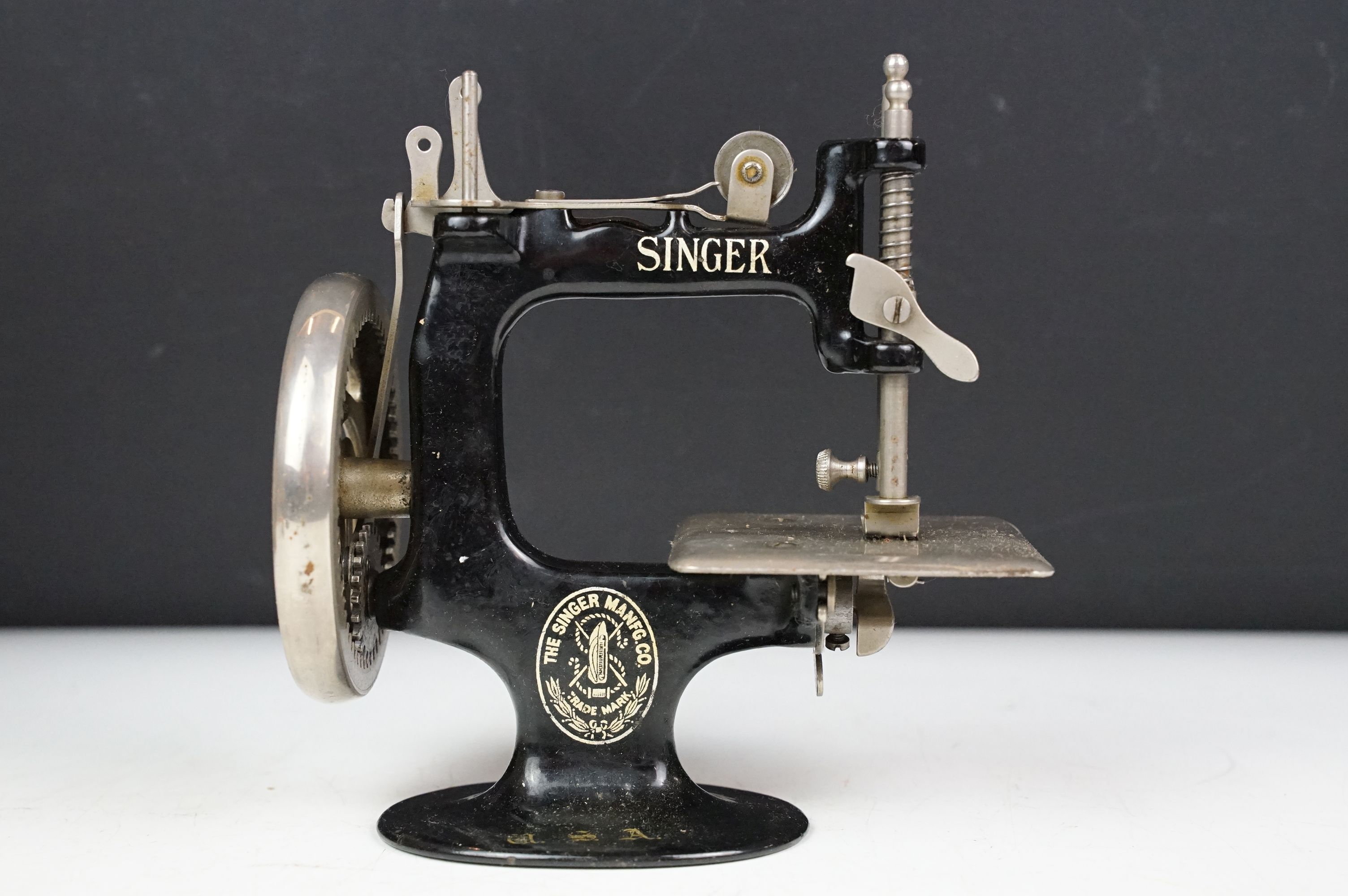 Early 20th century Miniature Singer Sewing Machine No. 20 with the original instruction leaflet - Image 3 of 10