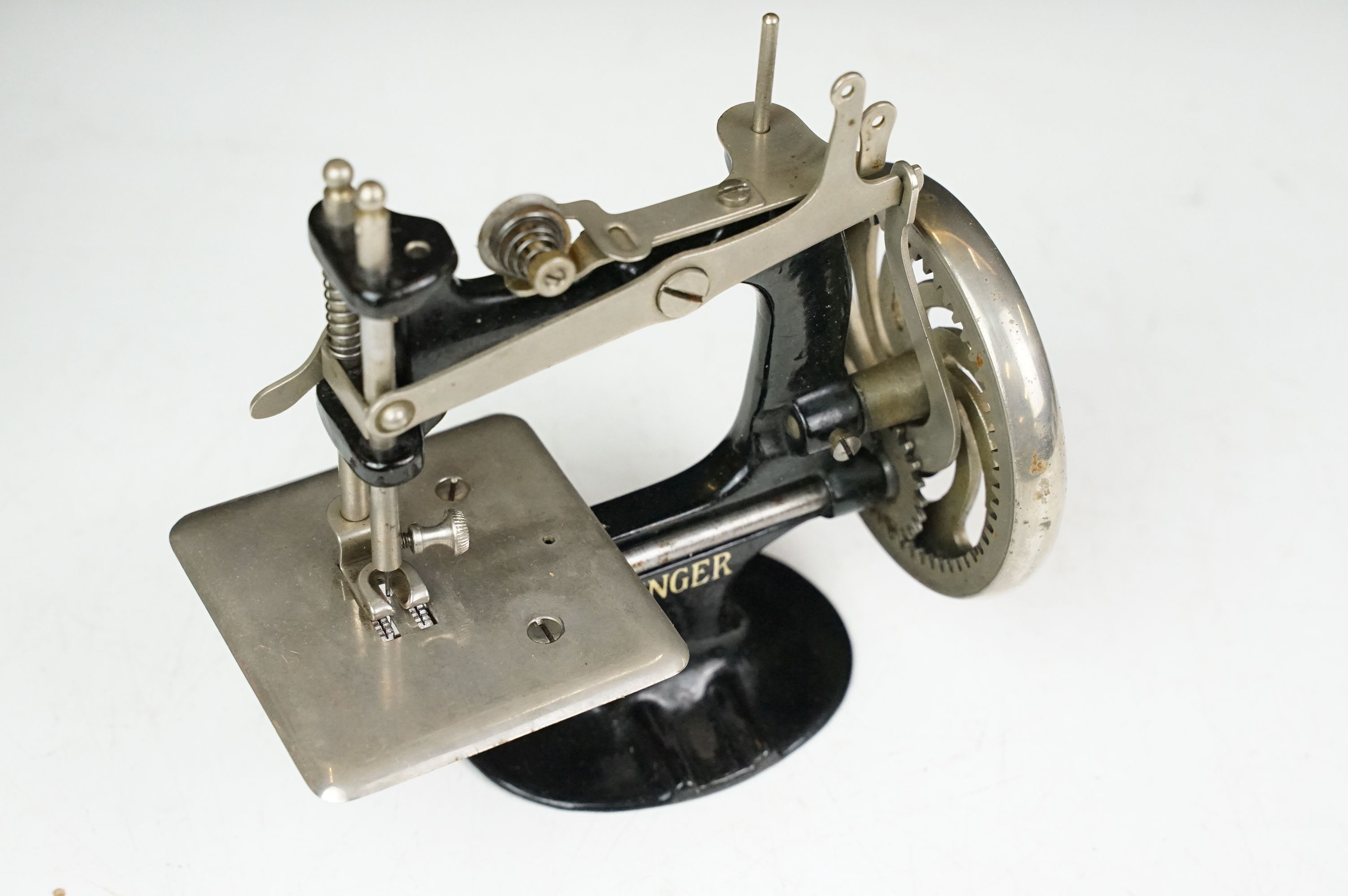 Early 20th century Miniature Singer Sewing Machine No. 20 with the original instruction leaflet - Image 6 of 10