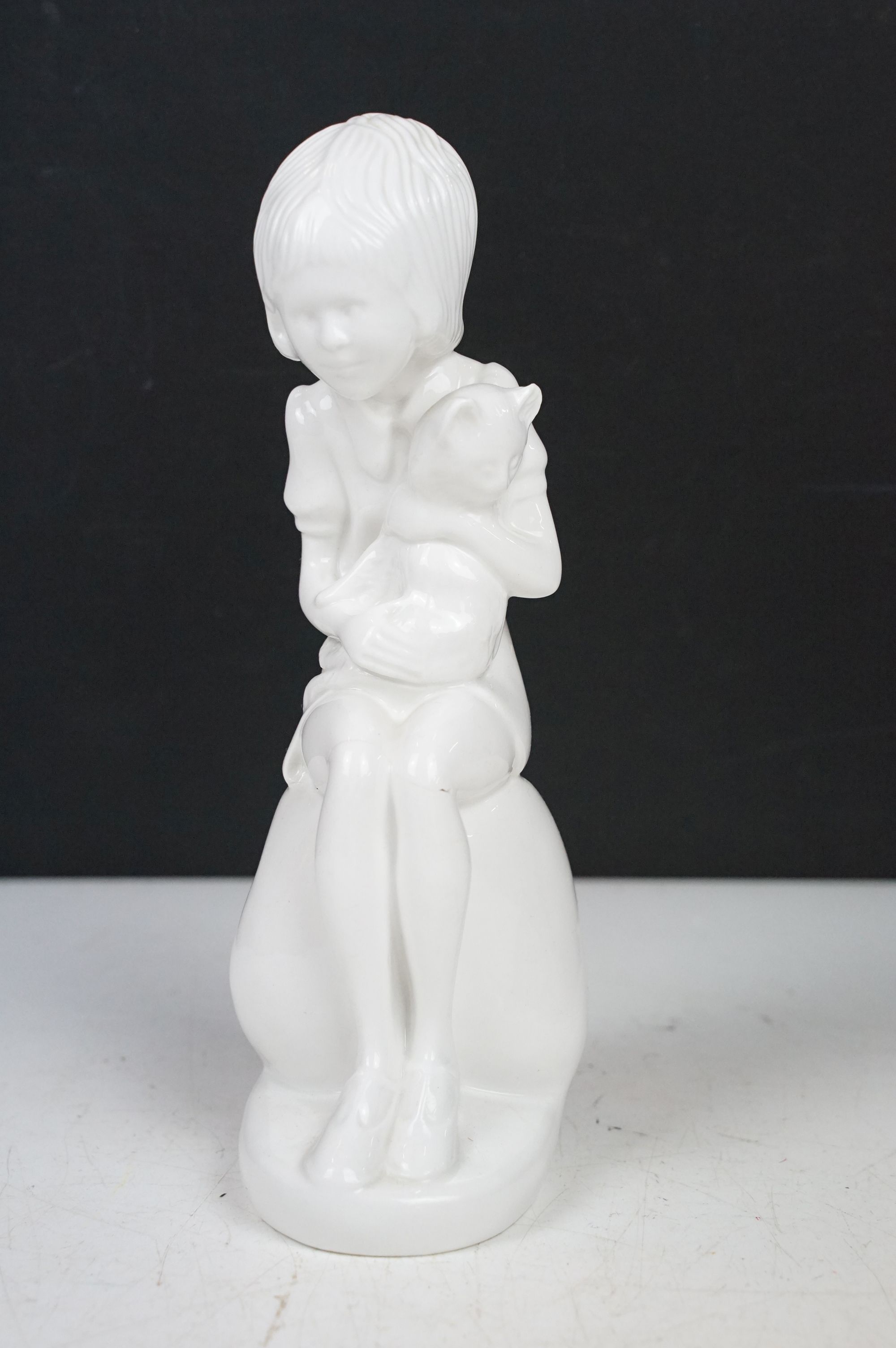 Collection of porcelain figures to include Lladro & Nao examples, featuring Lladro Jester Sad - Image 9 of 10