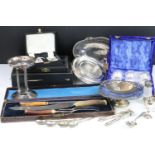 Mixed silver plate to include flatware, baby feeding set, silver plated tray, carving set, cased