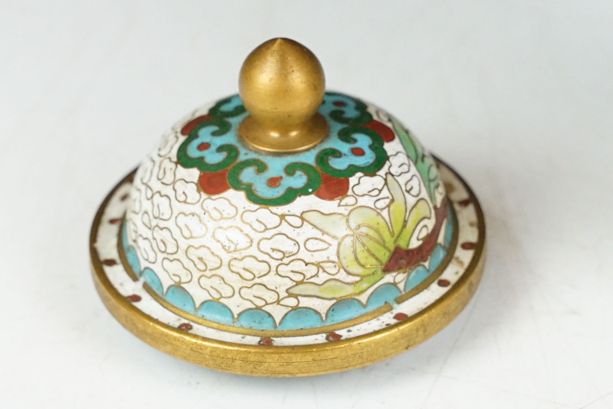 Chinese white ground cloisonne lidded vase of inverted baluster form, with floral decoration, approx - Image 4 of 6