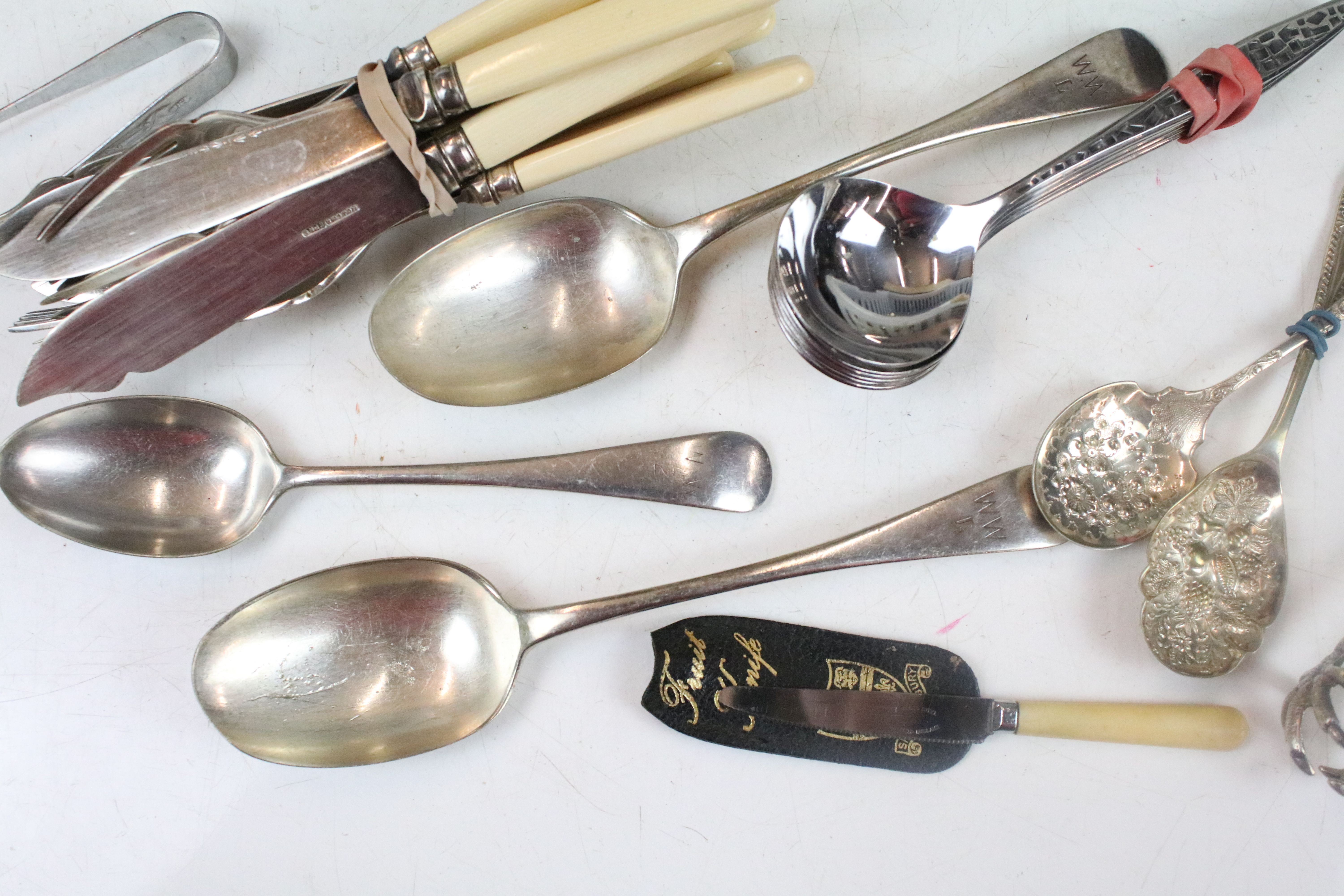 Collection of silver plated flatware, featuring mother of pearl handled and kings pattern examples - Image 3 of 9