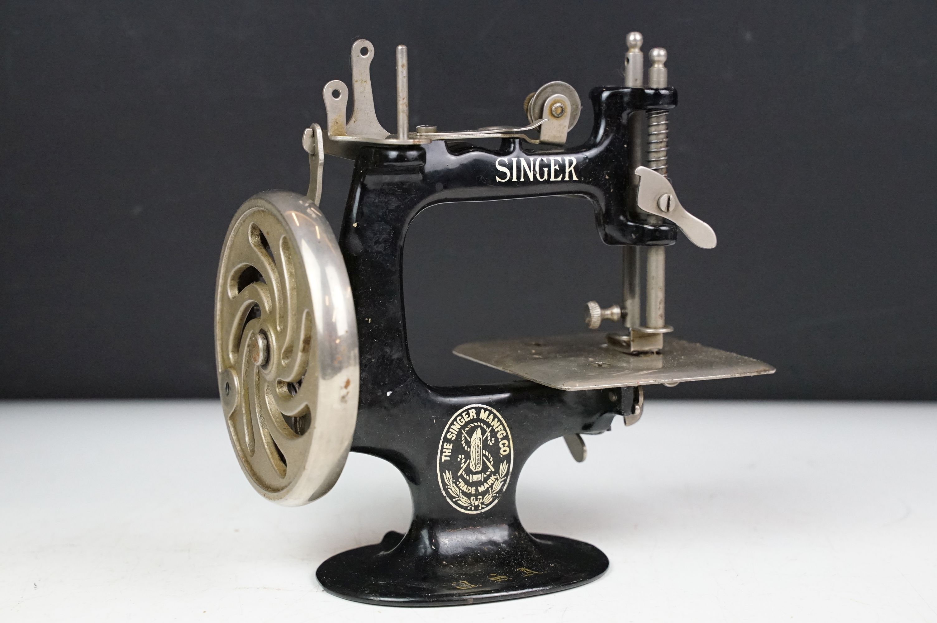 Early 20th century Miniature Singer Sewing Machine No. 20 with the original instruction leaflet - Image 2 of 10