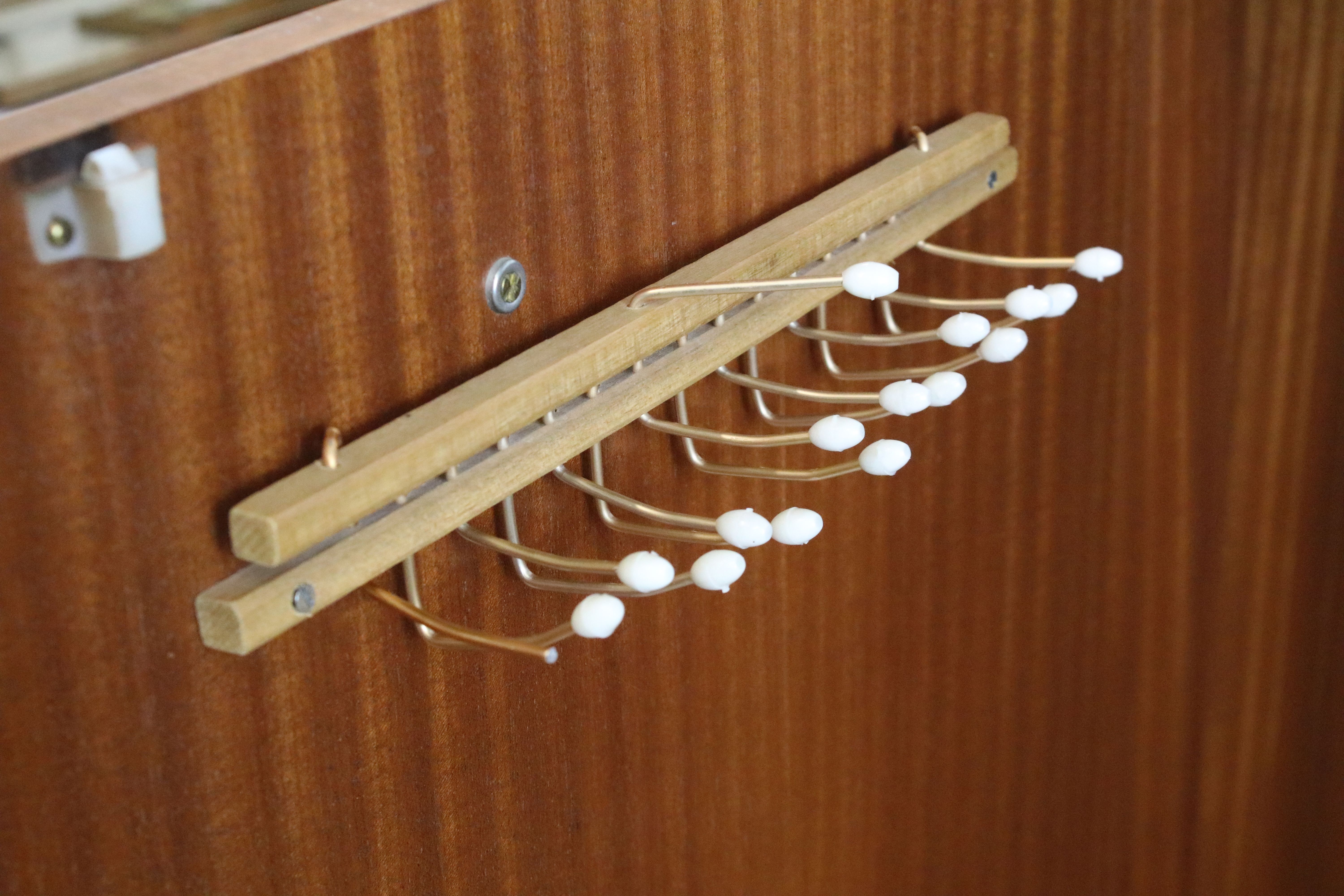 G Plan gentleman's wardrobe with hanging cupboard to one side and an arrangement of three drawers - Bild 6 aus 14