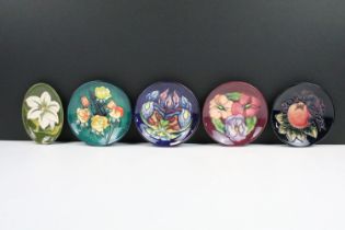Five Moorcroft dishes to include four round and one oval dish each with floral detailing. Each