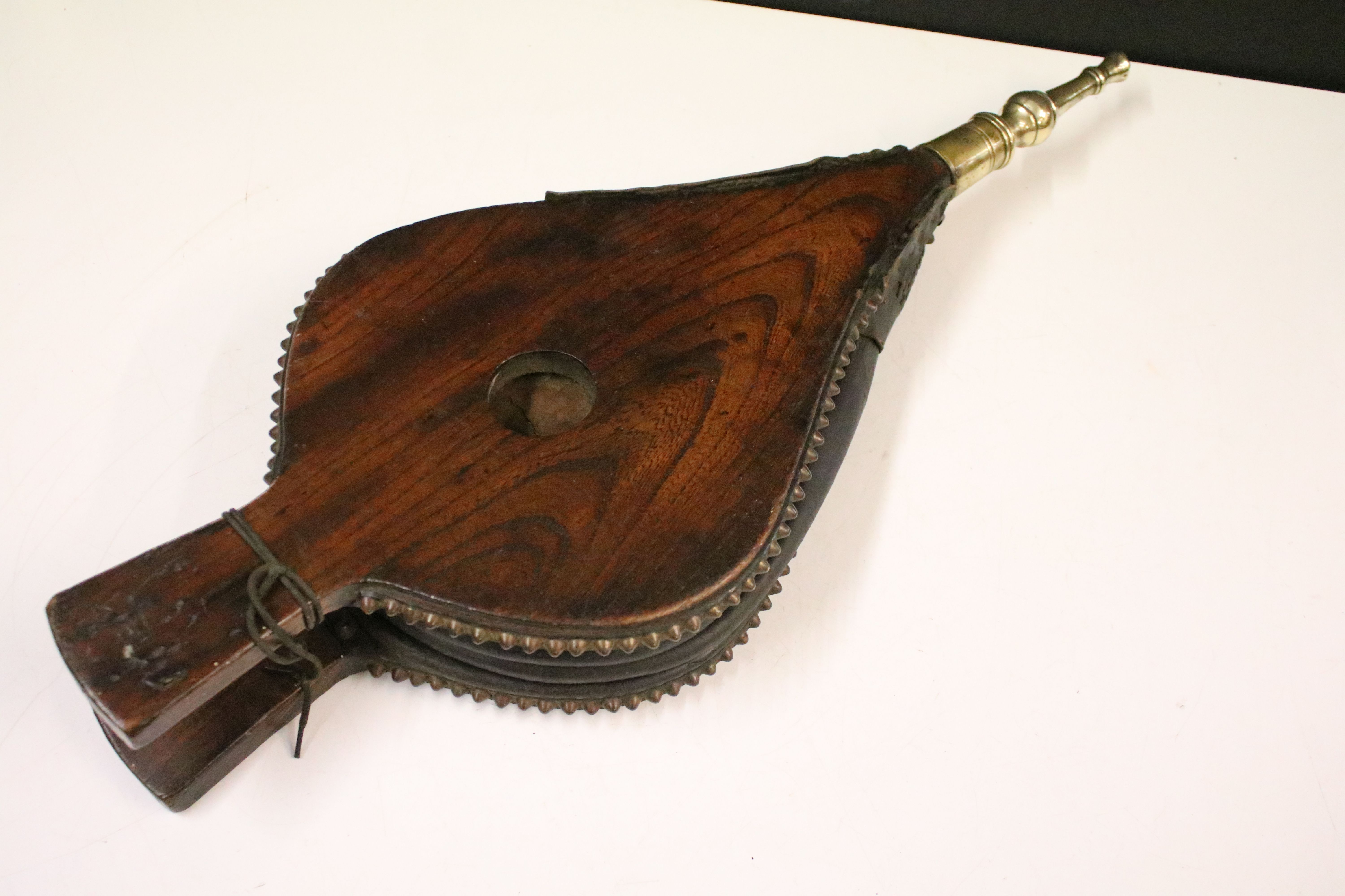 Eastern hardwood heart-shaped carved wooden bellows, carved with central peacock and leaves verso - Image 3 of 6