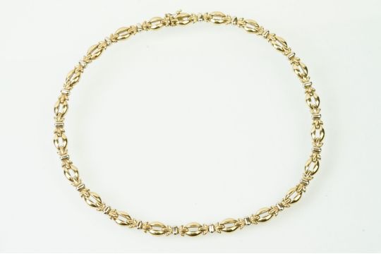 9ct gold collar necklace having two tone flat backed links and a box clasp. Import marked 1994. - Image 1 of 9