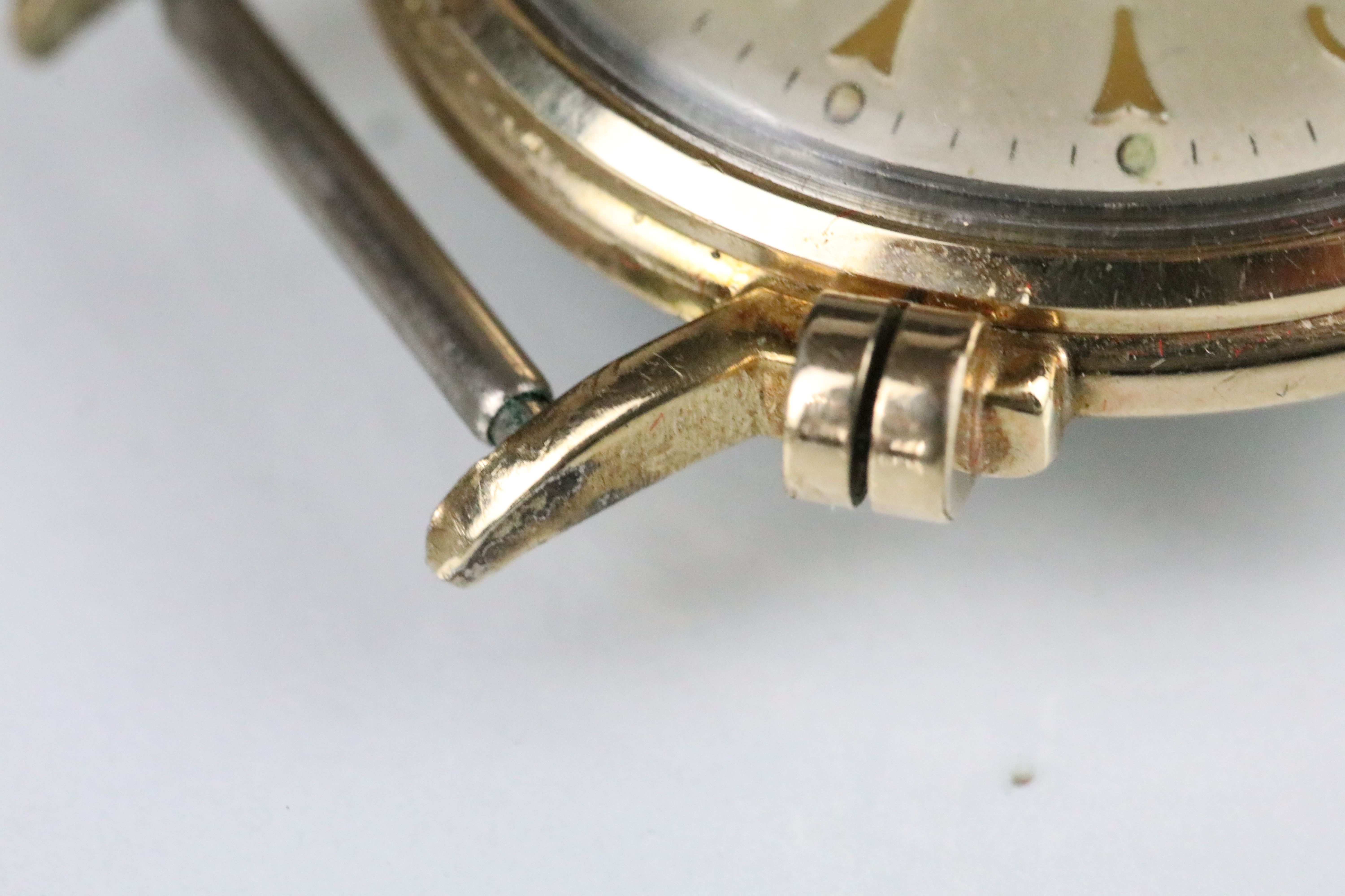 A collection of three vintage gents mechanical wristwatches to include a Caravelle Day / Date - Image 18 of 21