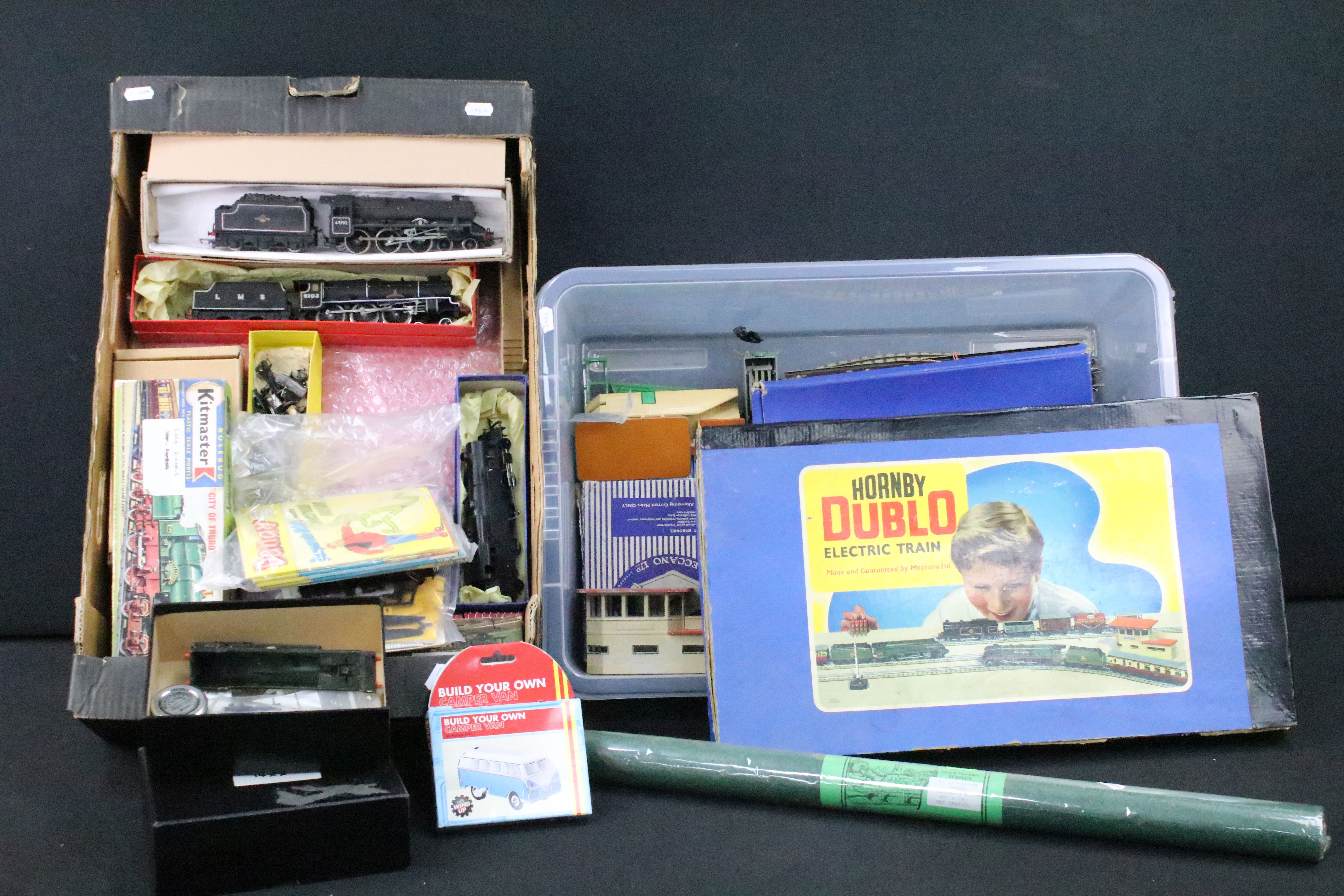 Collection of Hornby Dublo model railway to include boxed G25 2-8-0 Freight Train set, rolling