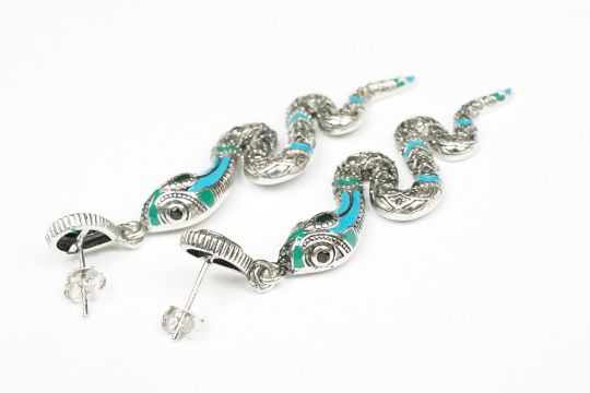 A pair of ladies contemporary 925 silver earrings in the form of snakes with enamel decoration. - Image 3 of 4