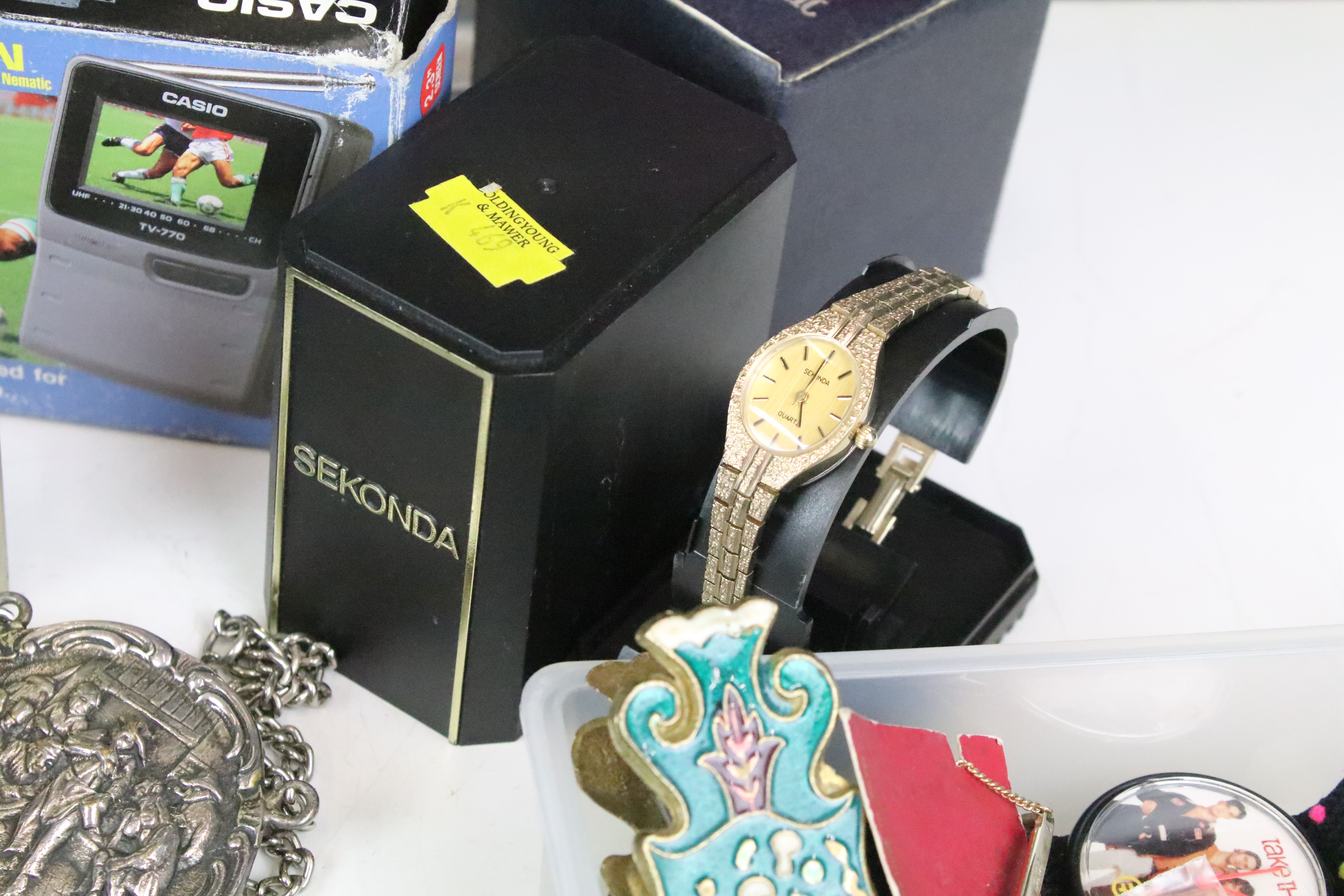 A box of mixed collectables to include wristwatches, napkin rings, boxes, jewellery....etc.. - Image 17 of 19