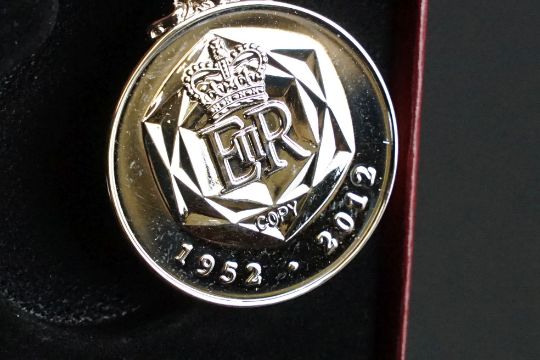 A collection of three Queen Elizabeth II jubilee medals to include silver example. - Image 7 of 10