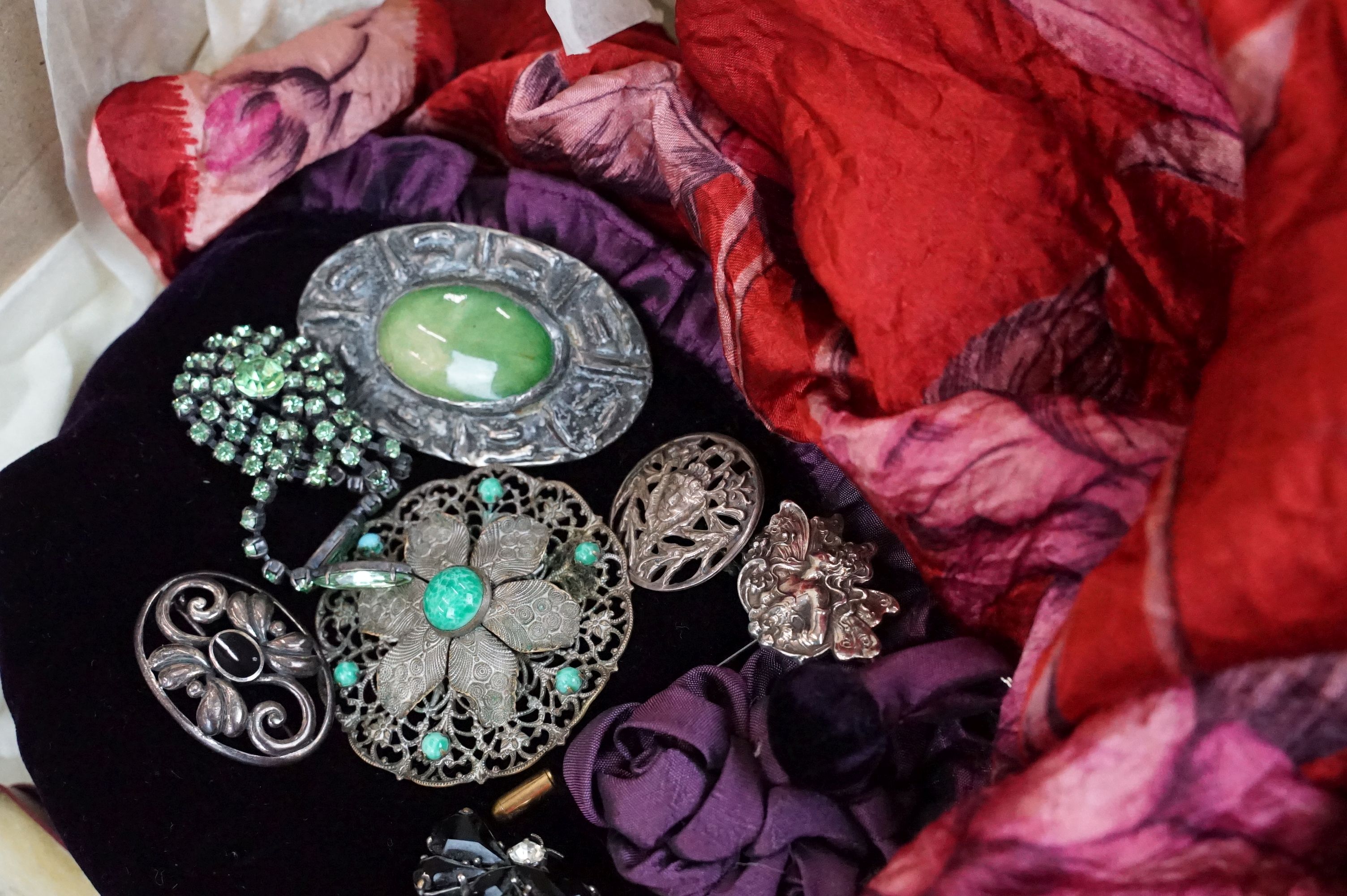 A box of mixed collectables to include costume jewellery, pocket watch, head scarf, vintage bags... - Image 10 of 20