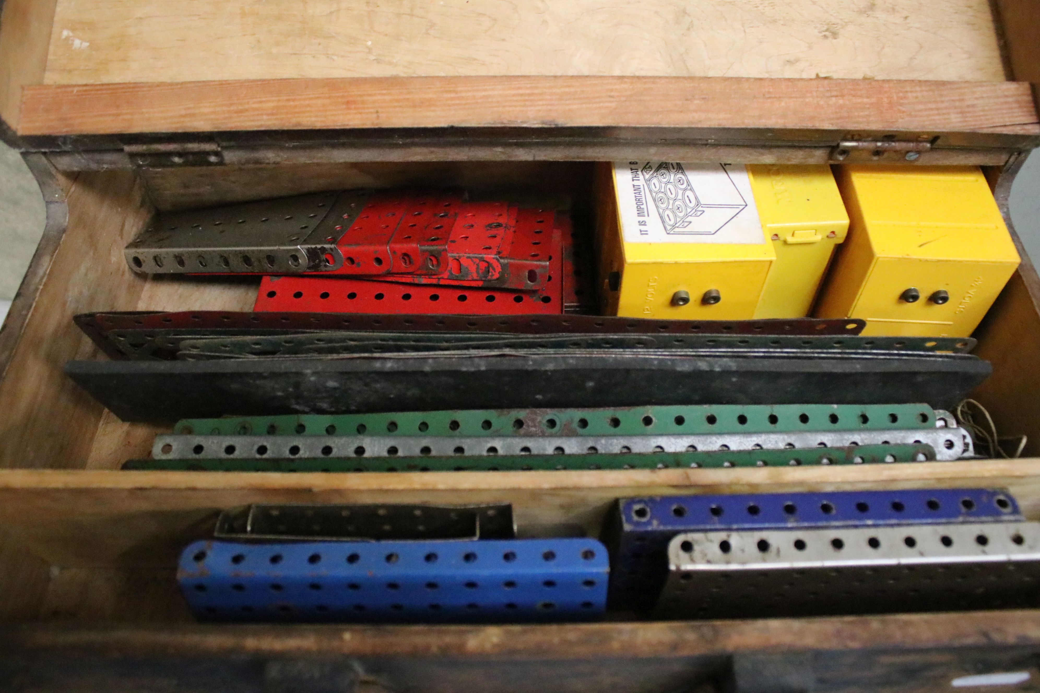 Meccano - Five wooden and plastic cases containing Meccano items and accessories from the Mid 20th C - Image 2 of 8