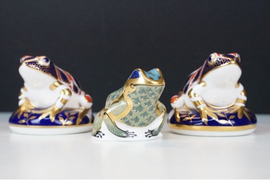 Trio of Royal Crown Derby frogs to include a pair of Imari pattern examples, one with gold stopper - Image 1 of 11