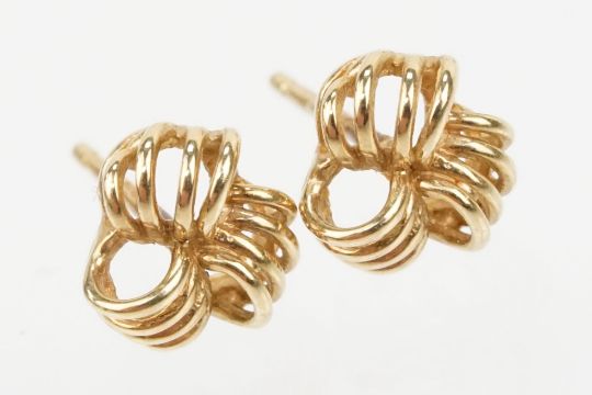 Group of 9ctr gold earrings to include a pair of knot earrings (hallmarked to posts), a pair of - Image 6 of 8