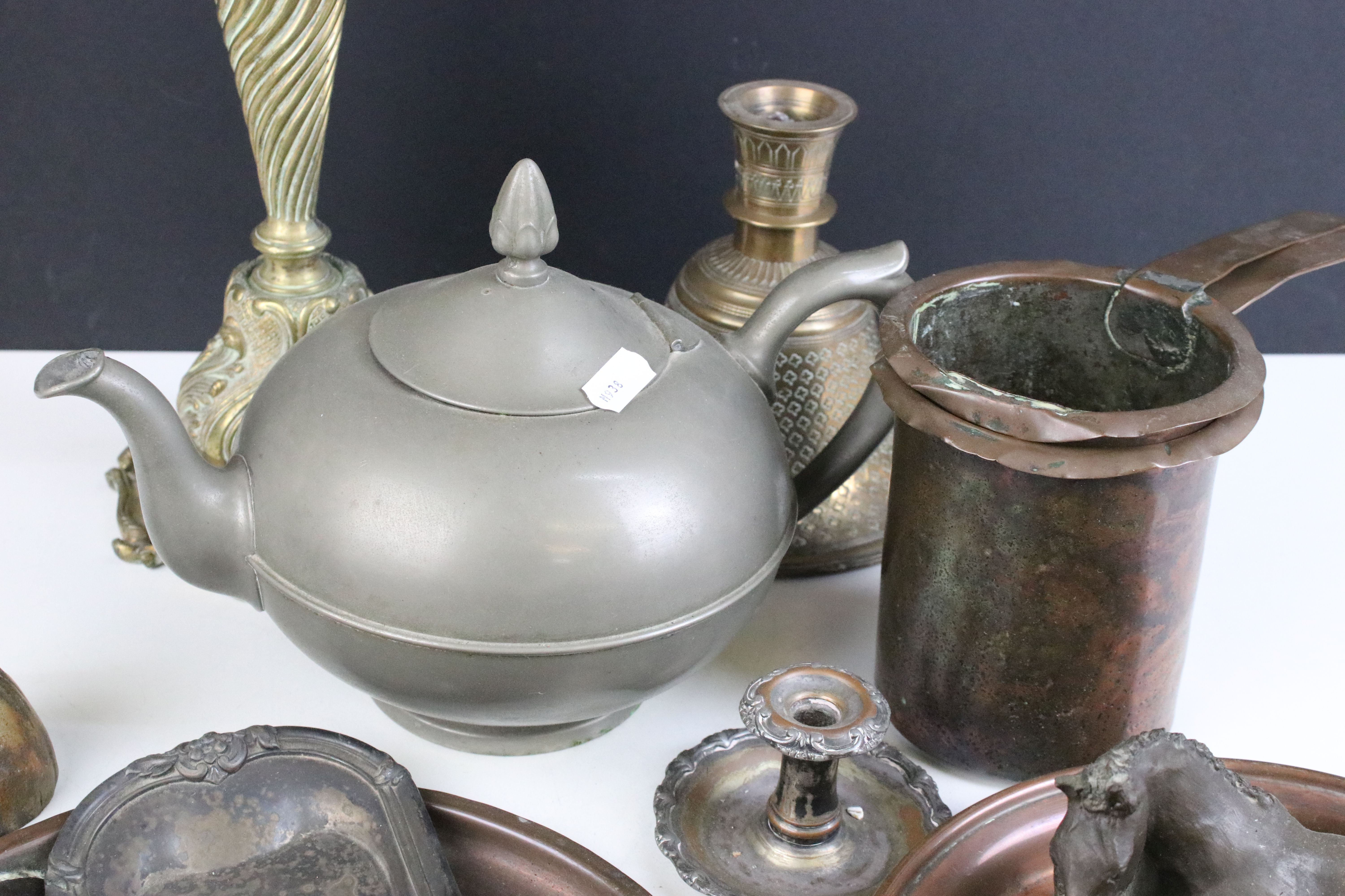 Assortment of mixed metalware to include copper skillet, dish, ladle cups, brass bell shape embossed - Image 5 of 8