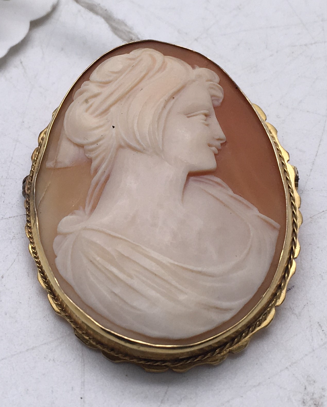 Hall marked 9 carat gold Victorian carved cameo broach of young lady in a veil 1 1/2 inches tall