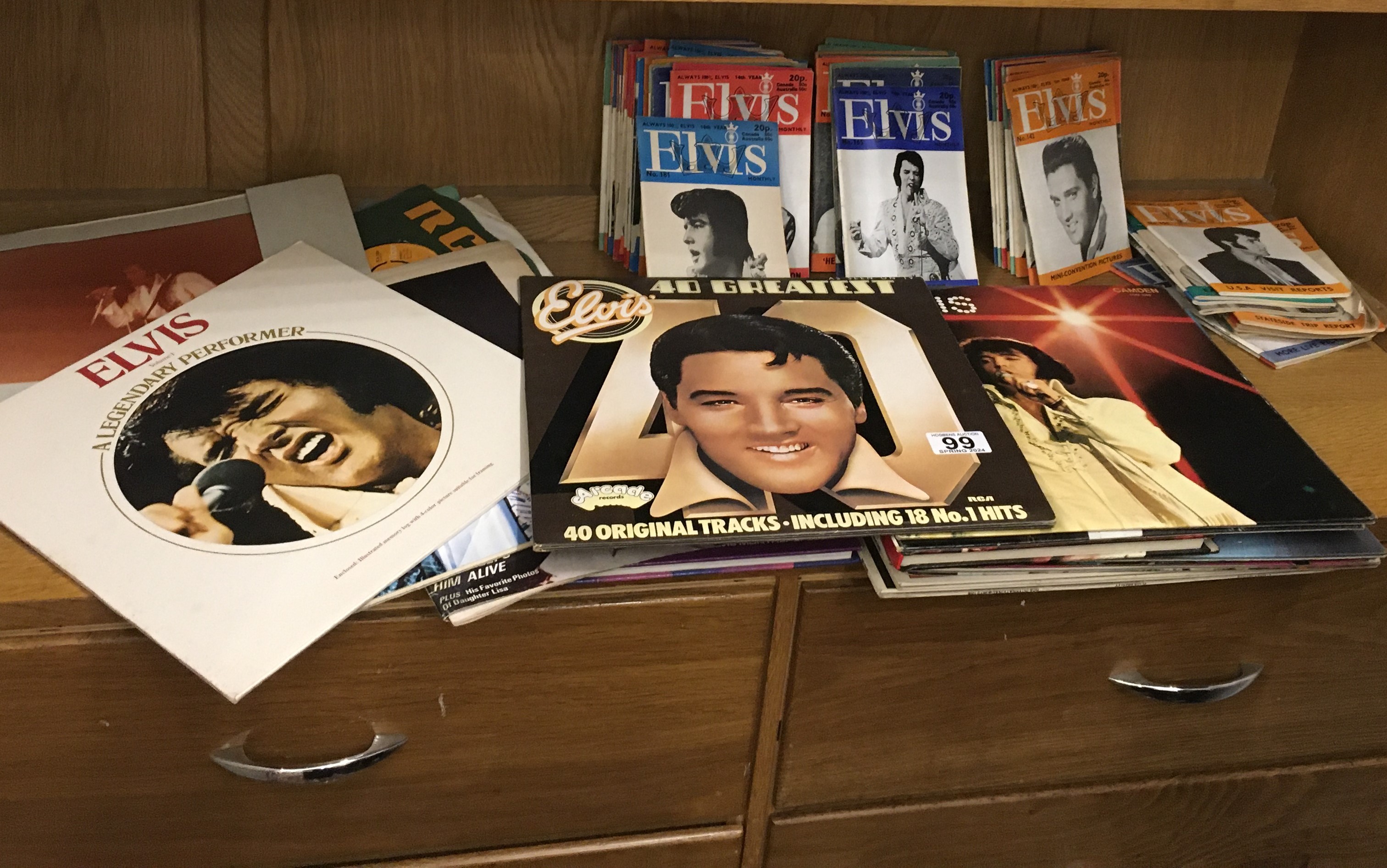 Elvis Presley a collection of LP'S and a collection of monthly magazines, 53 magazines, 12 albums 16 - Bild 2 aus 3