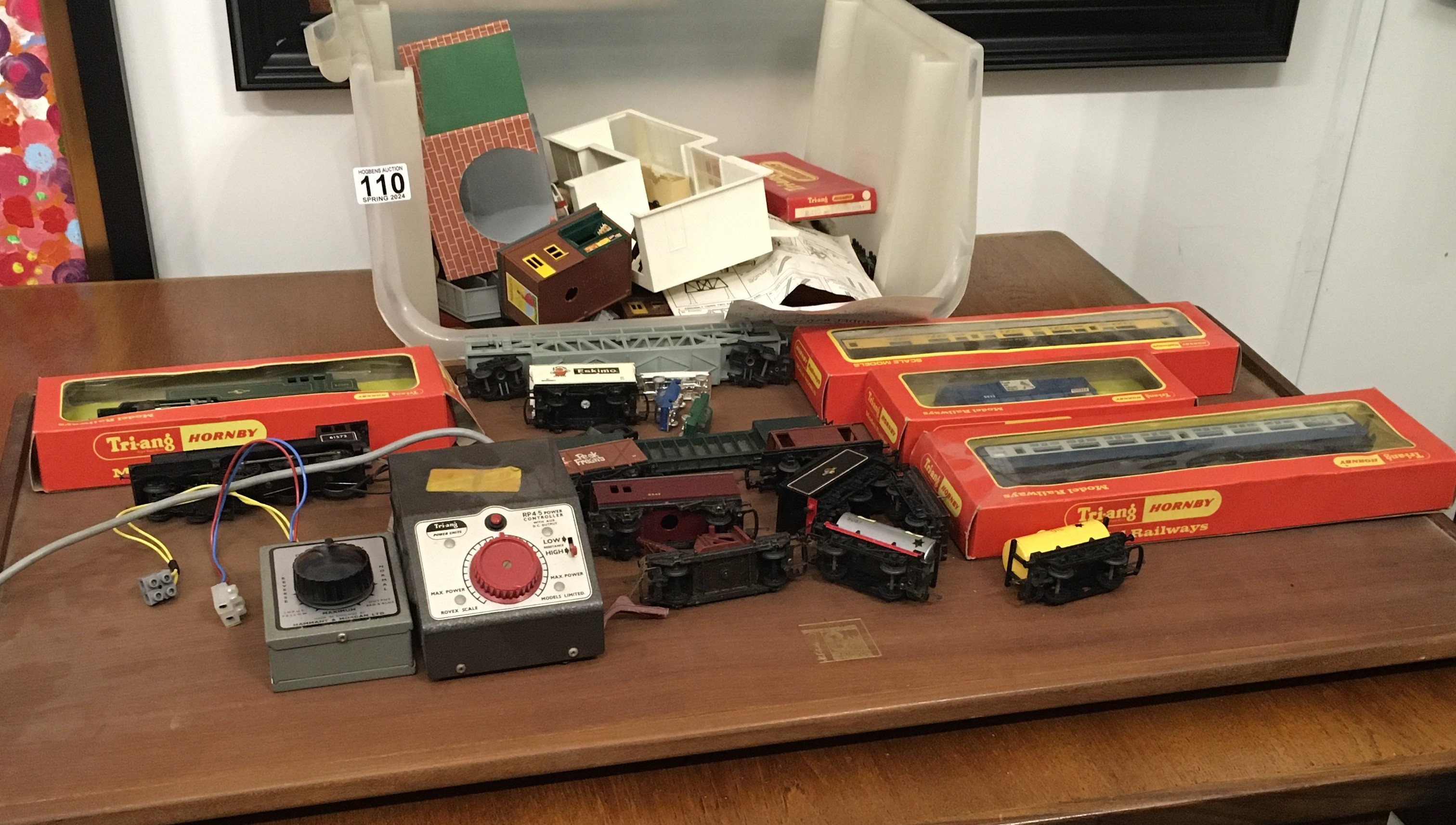 Tri-ang Hornby accessories including 2 x engines, 82004 and a 61572 assortment of boxed and un-boxed - Image 2 of 3