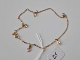 A Bracelet With Heart Decoration 9Ct 9 Inch 1.9 Gms