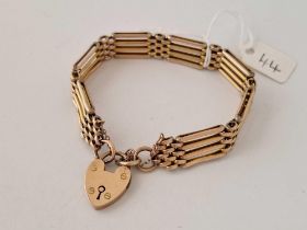 A FOUR BAR GATE BRACELET WITH HEART SHAPED PADLOCK CLASP, 7 inches, 14.7 g