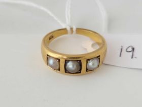 A ANTIQUE THREE PEARL RING 18CT GOLD SIZE N 5.7 GMS