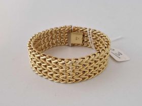 A ATTRACTIVE WIDE CHAIN LINK BRACELET 14CT GOLD 7.5 INCHES 38 GMS