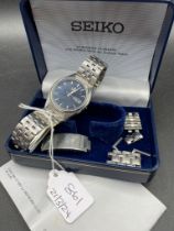 A gents black faced SEIKO wrist watch with seconds sweep and date aperture with spare links boxed