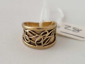 A fancy band ring 9ct size M 5 gms