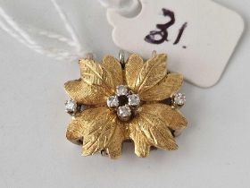 A attractive floral panel clasp with diamonds 18ct gold 4.9 gms