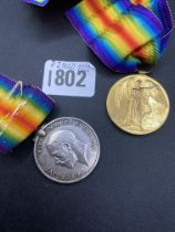 A pair of WWI medals to TNE Lawes ys Rn (no 222698)