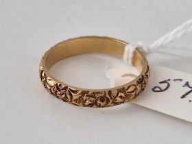 An embossed wedding ring, 9ct, size R, 2.9 g