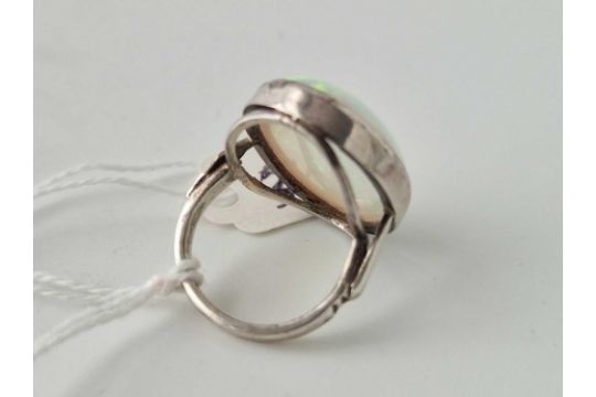 A large silver solitaire opal ring size M 6 gms - Image 3 of 3