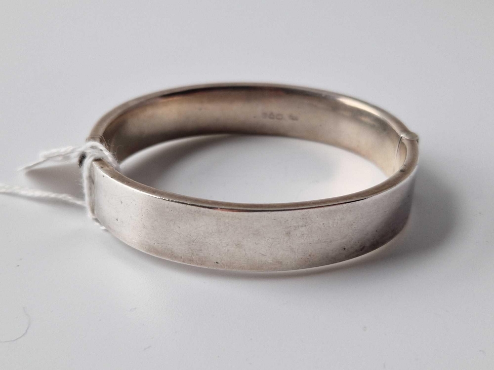 An antique silver and gold hinged bangle with full Chester hallmarks 21.4g - Image 3 of 3