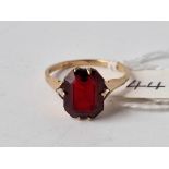 A garnet set ring, 9ct, 2 g