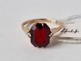 A garnet set ring, 9ct, 2 g